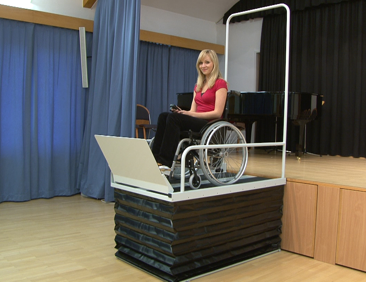 Création d'une rampe d'accès PMR antidérapante pour fauteuil roulant à  Villeneuve les Avignon dans le Gard - Azur Axess